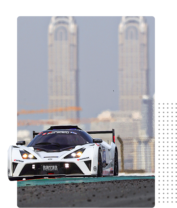GT 4 in Dubai - ein KTM-Wagen fährt vor den Wolkenkratzern